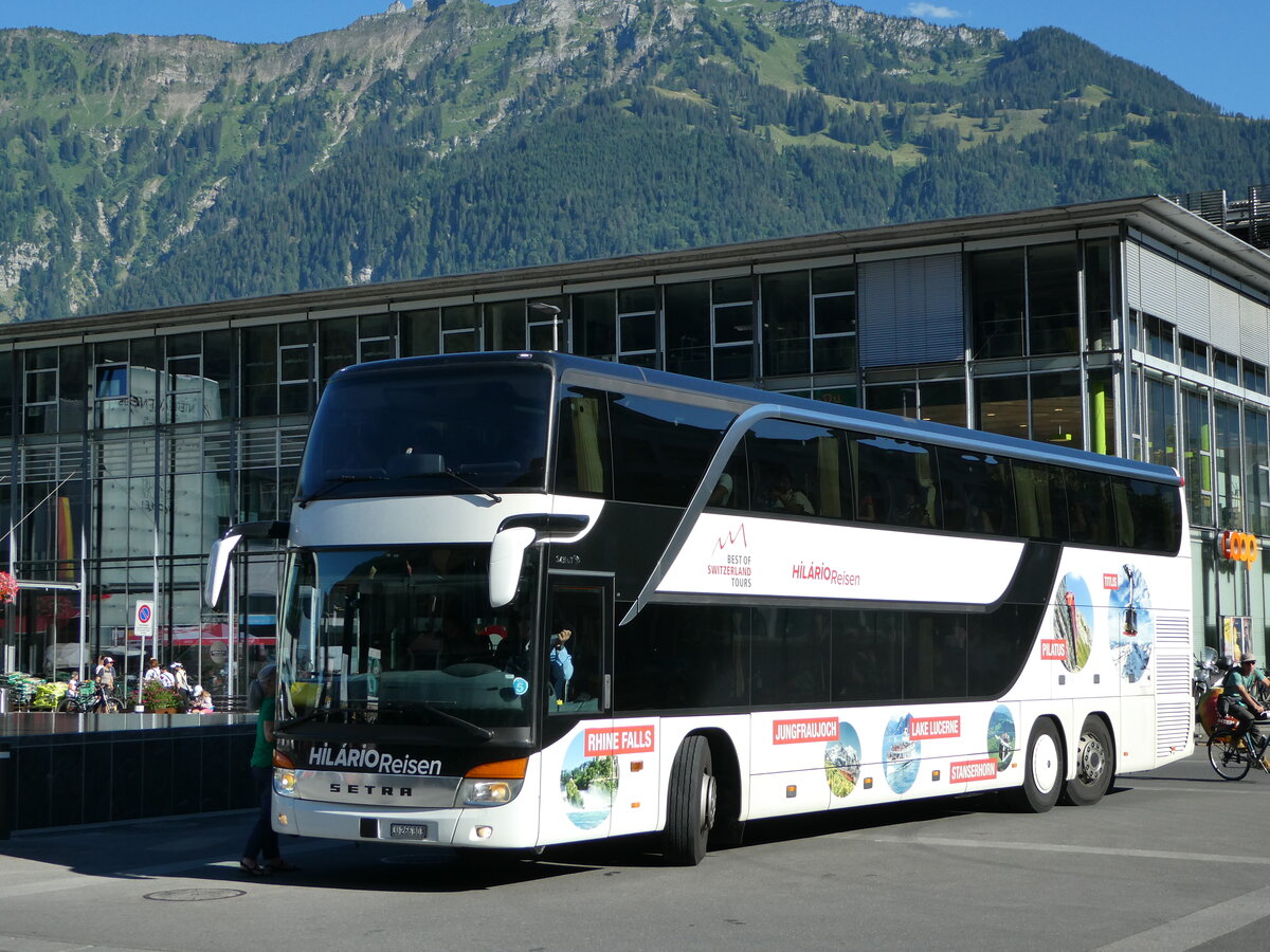 (253'091) - Hil�rio, Sch�tz - LU 266'303 - Setra am 27. Juli 2023 beim Bahnhof Interlaken Ost