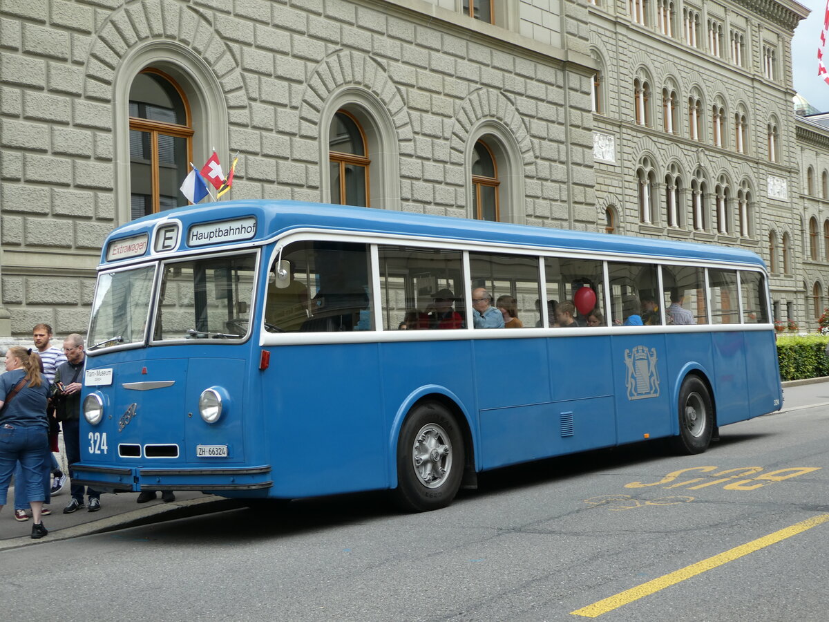 (253'279) - VBZ Z�rich (TMZ) - Nr. 324/ZH 66'324 - FBW/T�scher (ex Privat; ex VBZ Z�rich Nr. 324) am 1. August 2023 in Bern, Bundeshaus