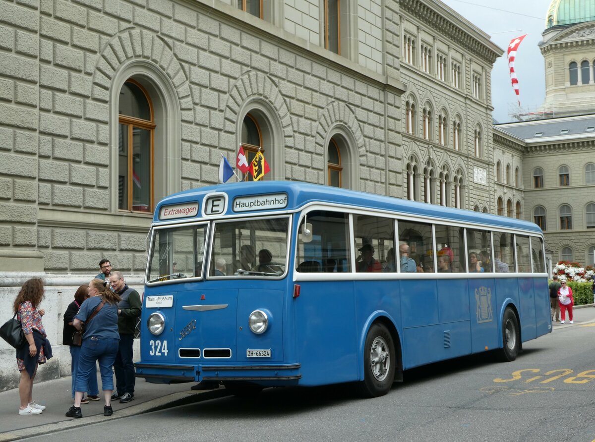 (253'280) - VBZ Z�rich (TMZ) - Nr. 324/ZH 66'324 - FBW/T�scher (ex Privat; ex VBZ Z�rich Nr. 324) am 1. August 2023 in Bern, Bundeshaus