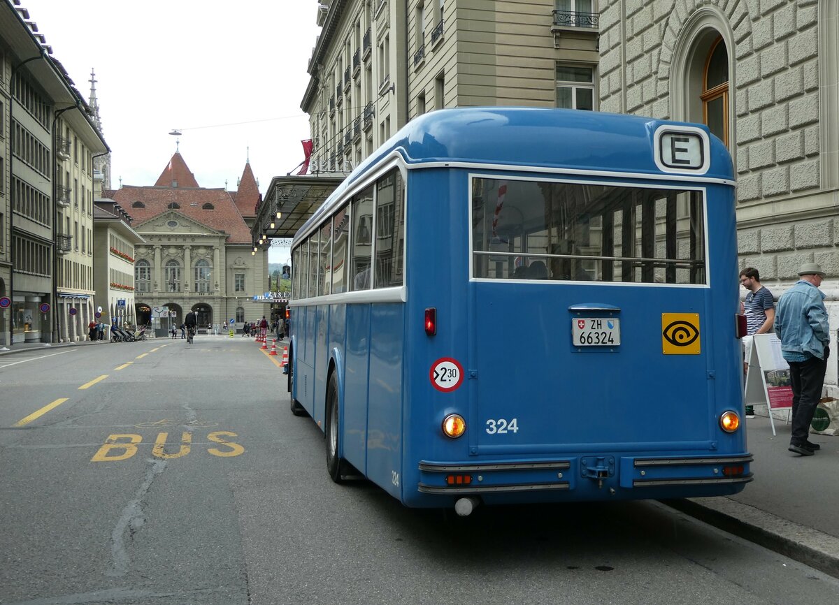 (253'286) - VBZ Z�rich (TMZ) - Nr. 324/ZH 66'324 - FBW/T�scher (ex Privat; ex VBZ Z�rich Nr. 324) am 1. August 2023 in Bern, Bundeshaus