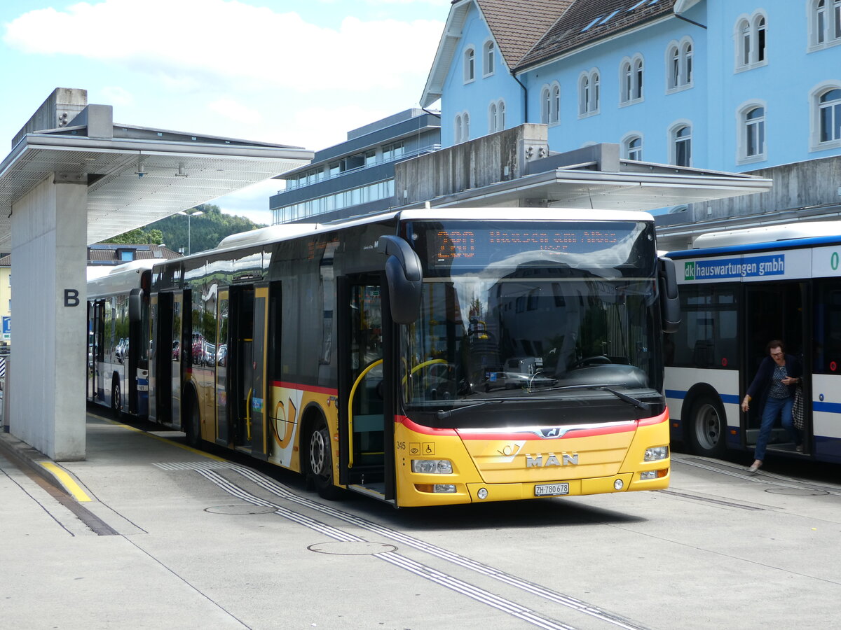 (253'345) - PostAuto Z�rich - Nr. 345/ZH 780'678/PID 10'886 - MAN am 3. August 2023 beim Bahnhof Baar