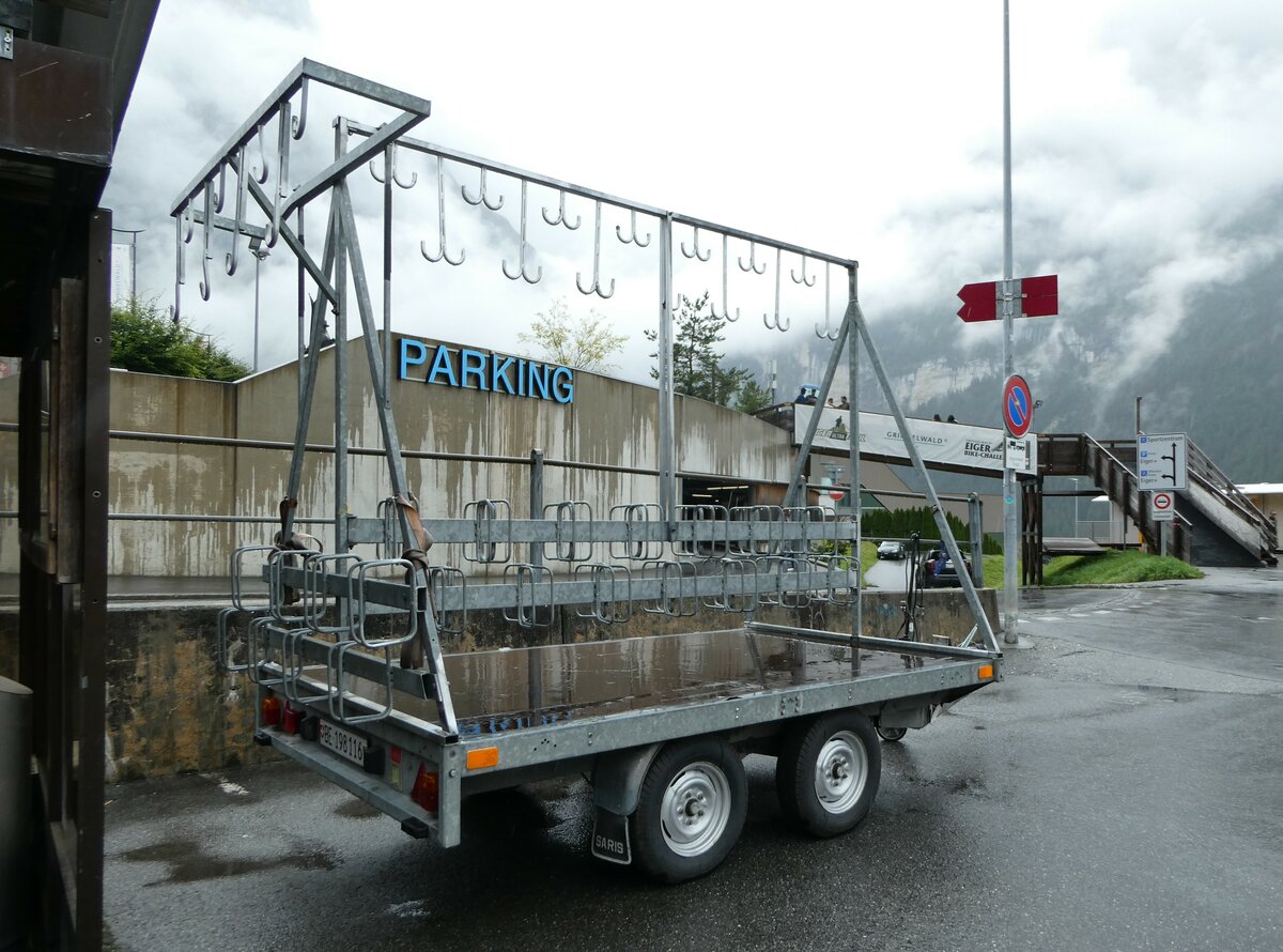(253'395) - Grindelwaldbus, Grindelwald - BE 198'116 - Saris Veloanh�nger am 5. August 2023 beim Bahnhof Grindelwald