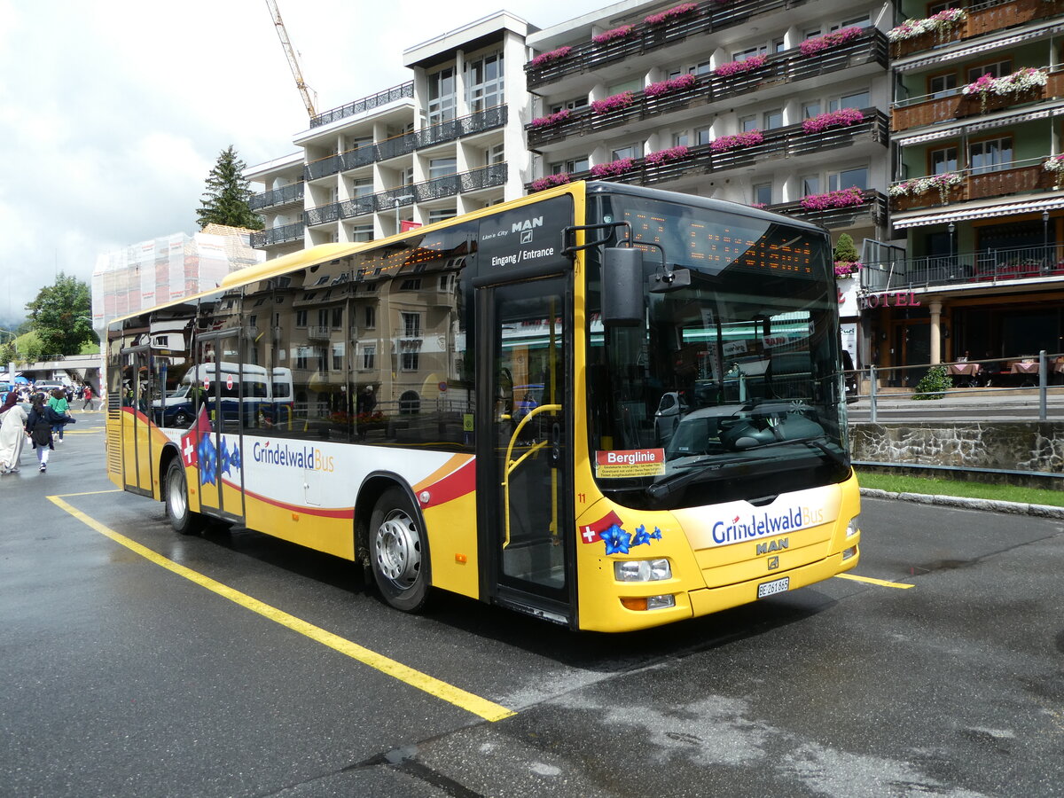 (253'400) - Grindelwaldbus, Grindelwald - Nr. 11/BE 261'865 - MAN/G�ppel am 5. August 2023 beim Bahnhof Grindelwald
