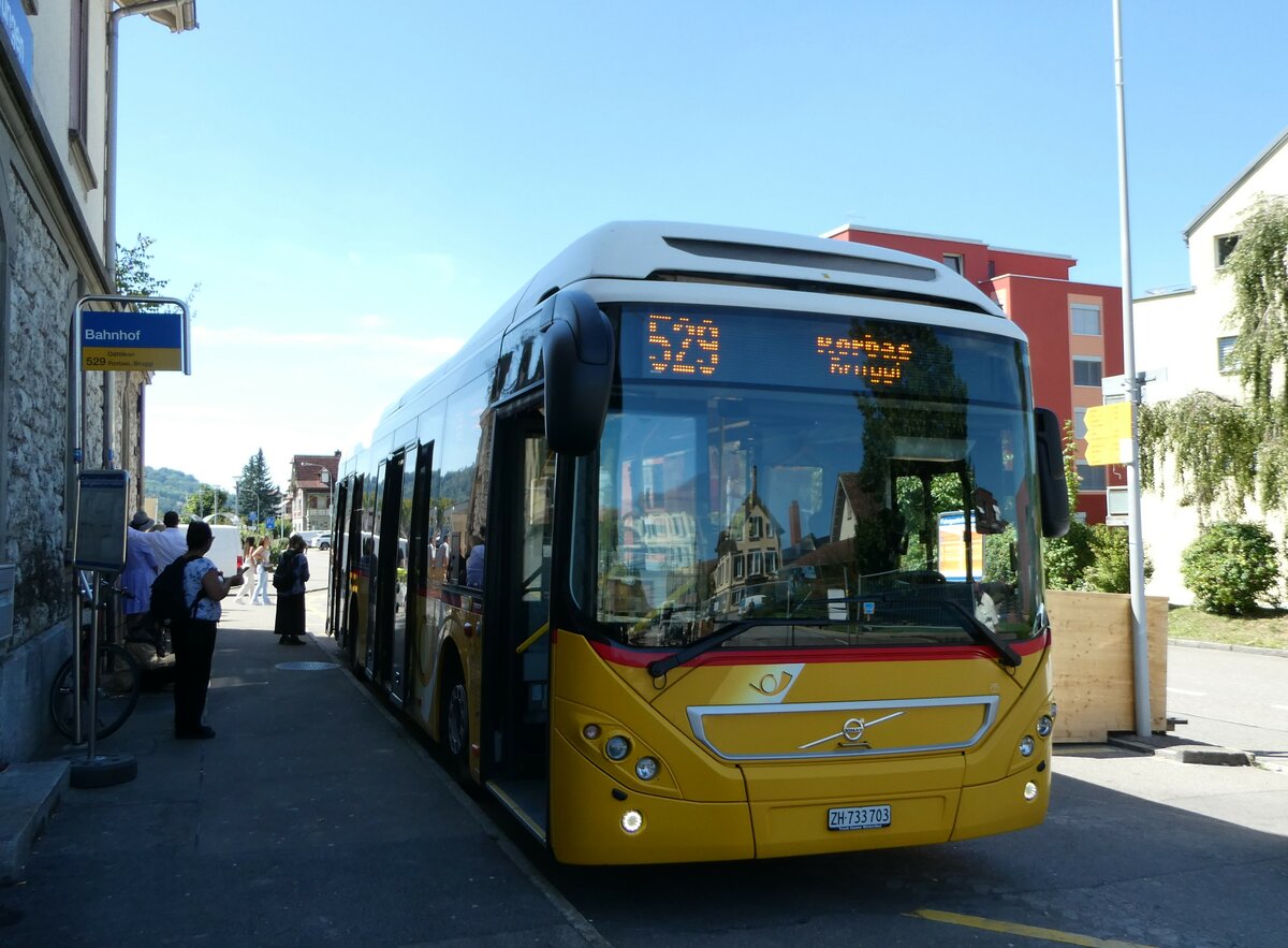 (253'633) - PostAuto Z�rich - Nr. 307/ZH 733'703/PID 10'207 - Volvo am 11. August 2023 beim Bahnhof Pfungen