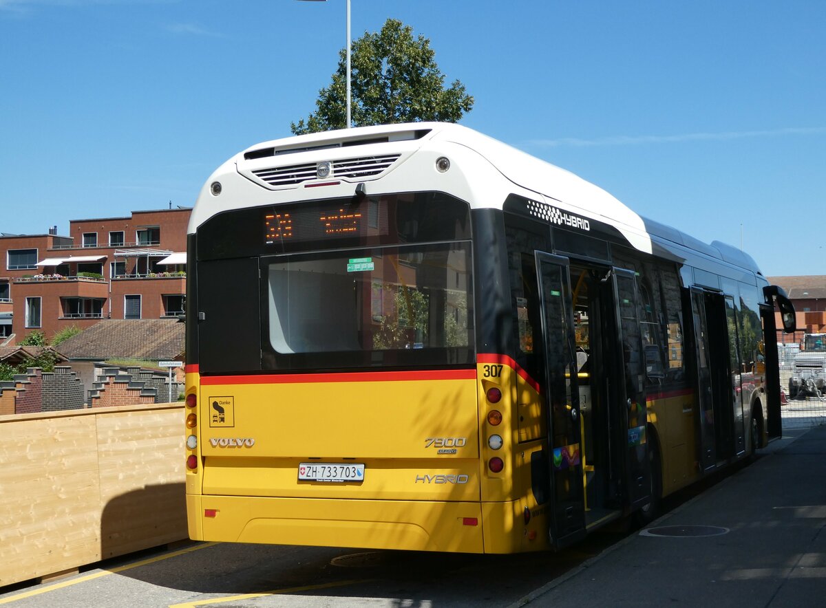 (253'634) - PostAuto Z�rich - Nr. 307/ZH 733'703/PID 10'207 - Volvo am 11. August 2023 beim Bahnhof Pfungen