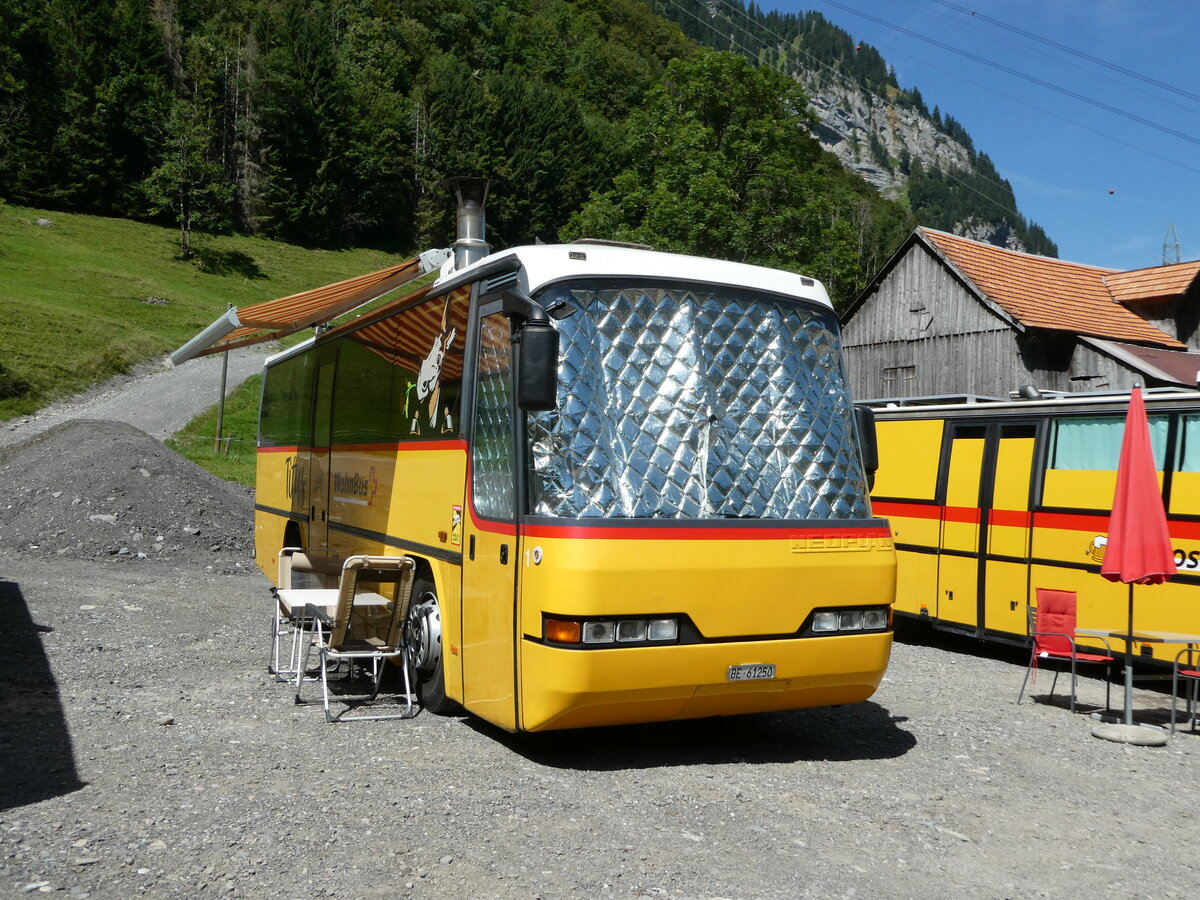 (253'936) - L�thi, Kr�iligen - Nr. 1/BE 61'250 - Neoplan (ex Autopostale, Croglio PID 3122) am 19. August 2023 in Hoch-Ybrig, Talstation Weglosen