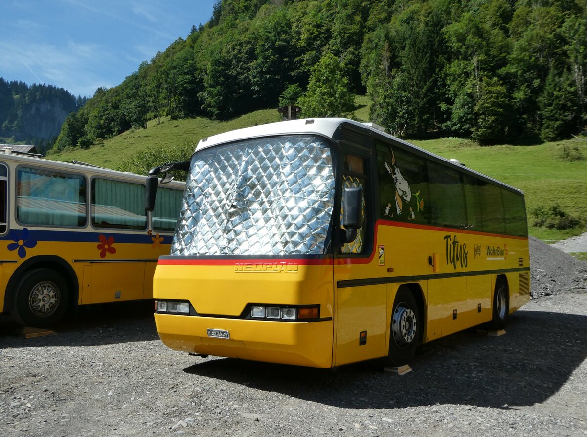 (253'937) - L�thi, Kr�iligen - Nr. 1/BE 61'250 - Neoplan (ex Autopostale, Croglio PID 3122) am 19. August 2023 in Hoch-Ybrig, Talstation Weglosen