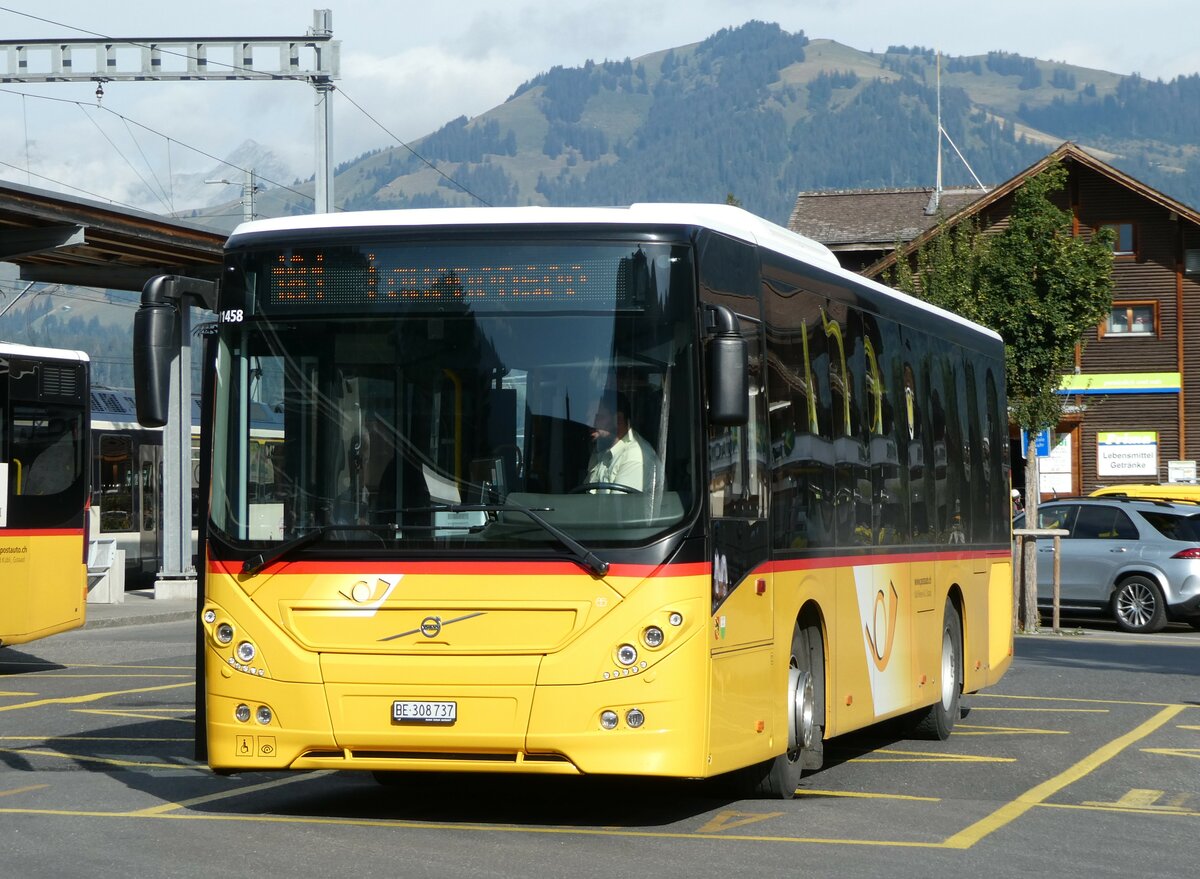 (254'245) - K�bli, Gstaad - BE 308'737/PID 11'458 - Volvo am 26. August 2023 beim Bahnhof Gstaad