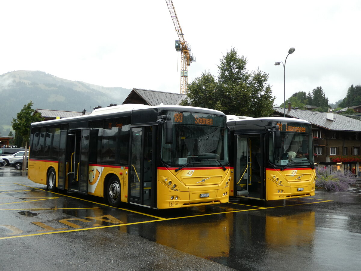 (254'258) - K�bli, Gstaad - BE 235'726/PID 10'535 - Volvo am 26. August 2023 beim Bahnhof Gstaad
