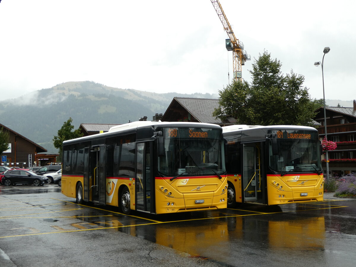 (254'259) - K�bli, Gstaad - BE 235'726/PID 10'535 - Volvo am 26. August 2023 beim Bahnhof Gstaad