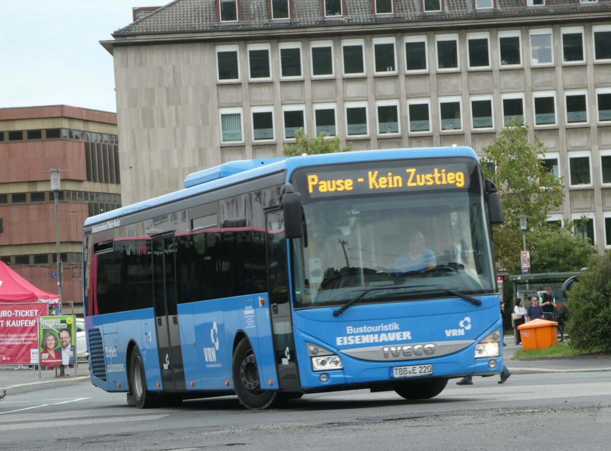(254'348) - Eisenhauer, Taubersbischofsheim - TBB-E 220 - Iveco am 29. August 2023 beim Bahnhof W�rzburg