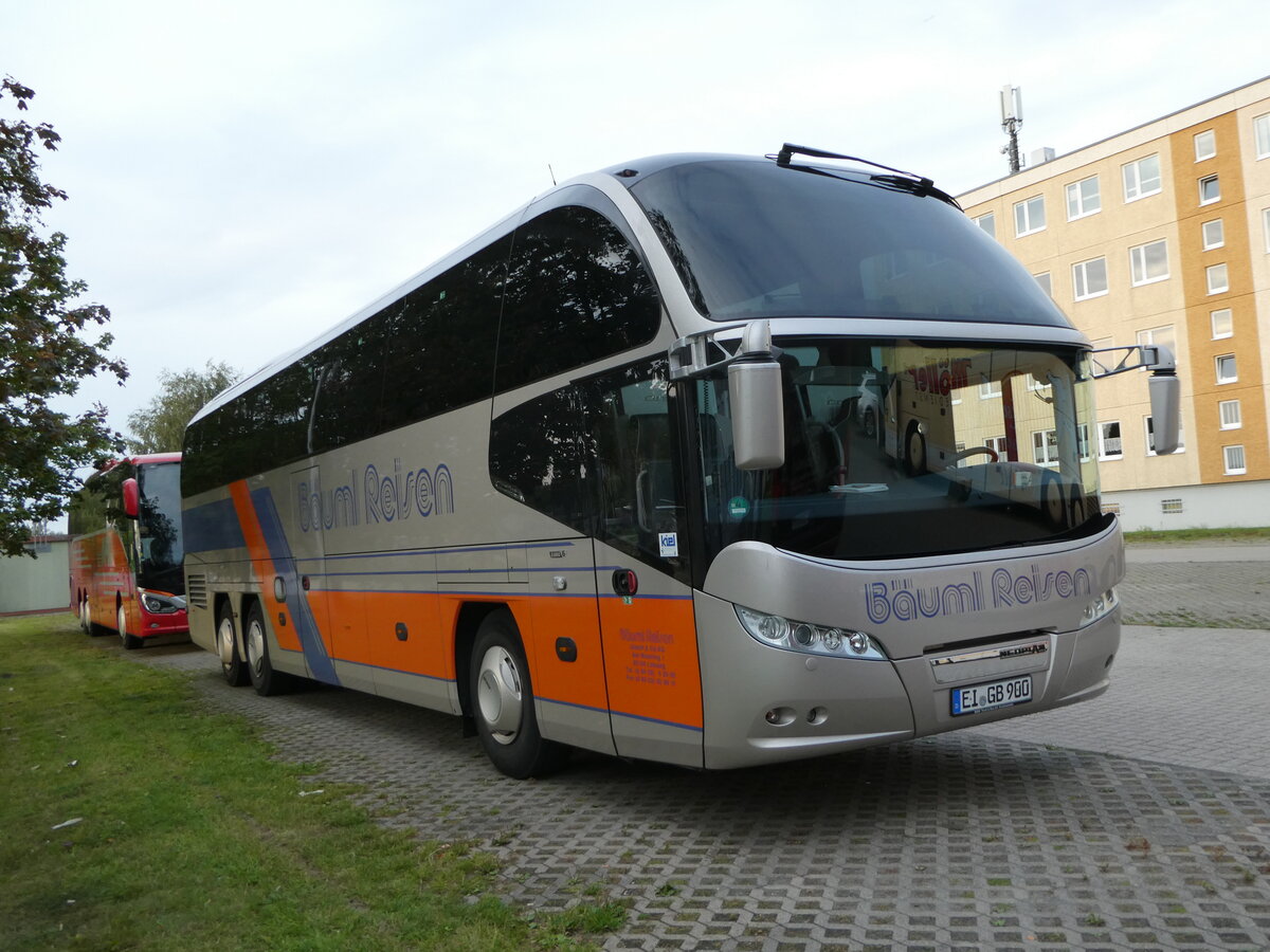 (254'406) - B�uml, Lobsing - EI-GB 900 - Neoplan am 30. August 2023 in Greifswald, Parkplatz