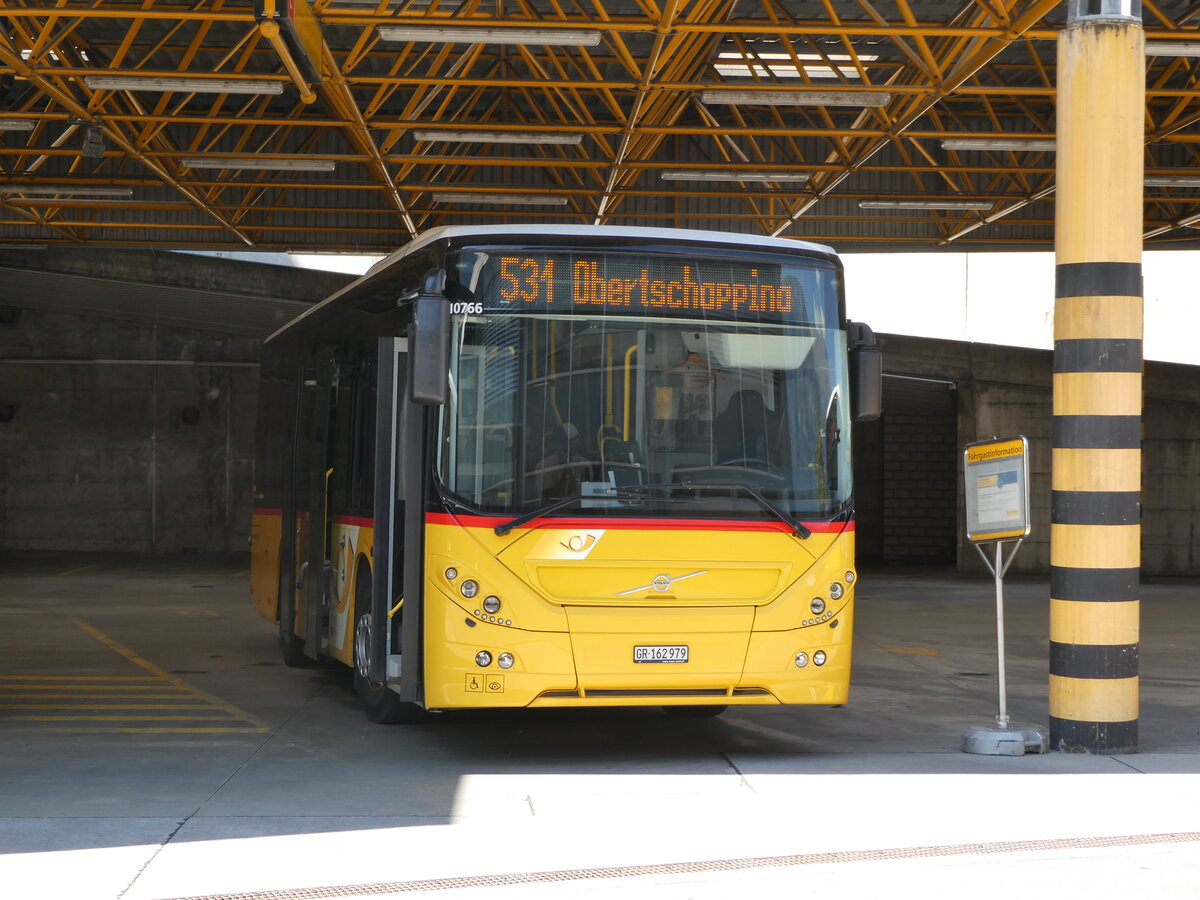 (254'897) - PostAuto Graub�nden - GR 162'979/PID 10'766 - Volvo am 8. September 2023 in Thusis, Postautostation