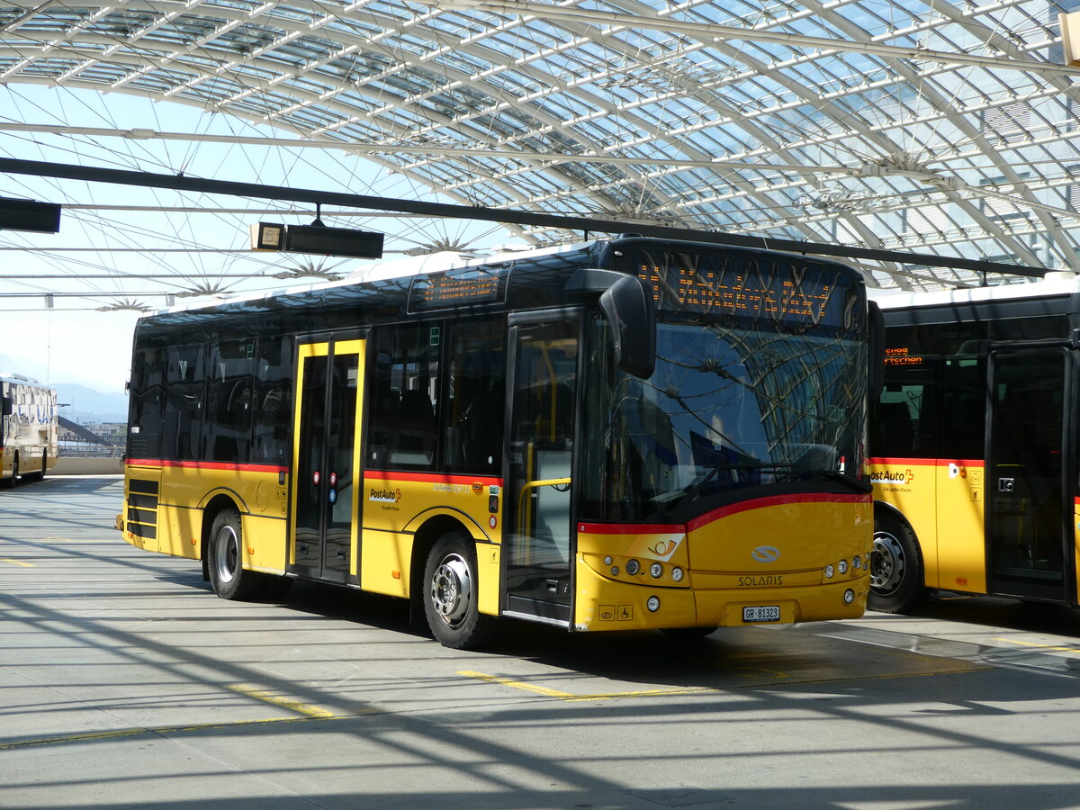 (254'920) - PostAuto Graub�nden - GR 81'323/PID 11'708 - Solaris am 8. September 2023 in Chur, Postautostation