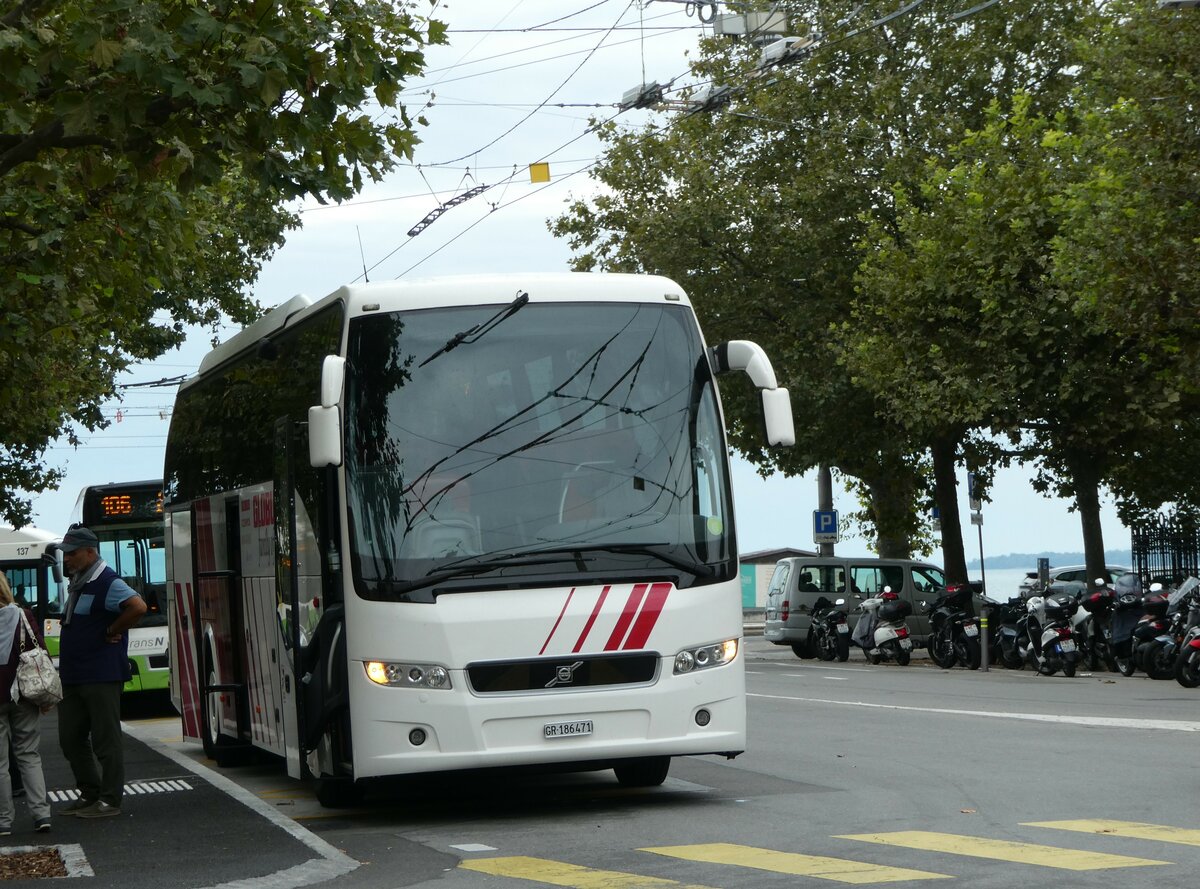 (255'226) - Swima-Tours, Lostallo - GR 186'471 - Volvo am 16. September 2023 in Neuch�tel, Place Pury