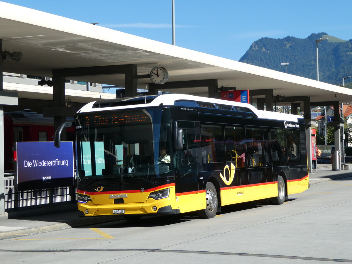 (255'572) - D�nser, Trimmis - GR 7288/PID 11'893 - Scania (ex GR 165'792) am 26. September 2023 beim Bahnhof Chur