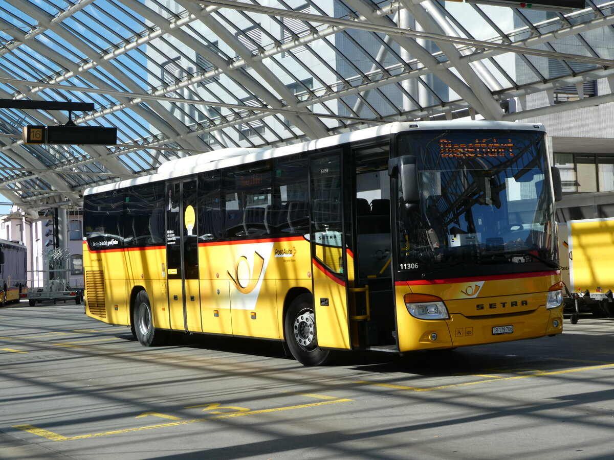 (255'580) - PostAuto Graub�nden - GR 179'706/PID 11'306 - Setra am 26. September 2023 in Chur, Postautostation