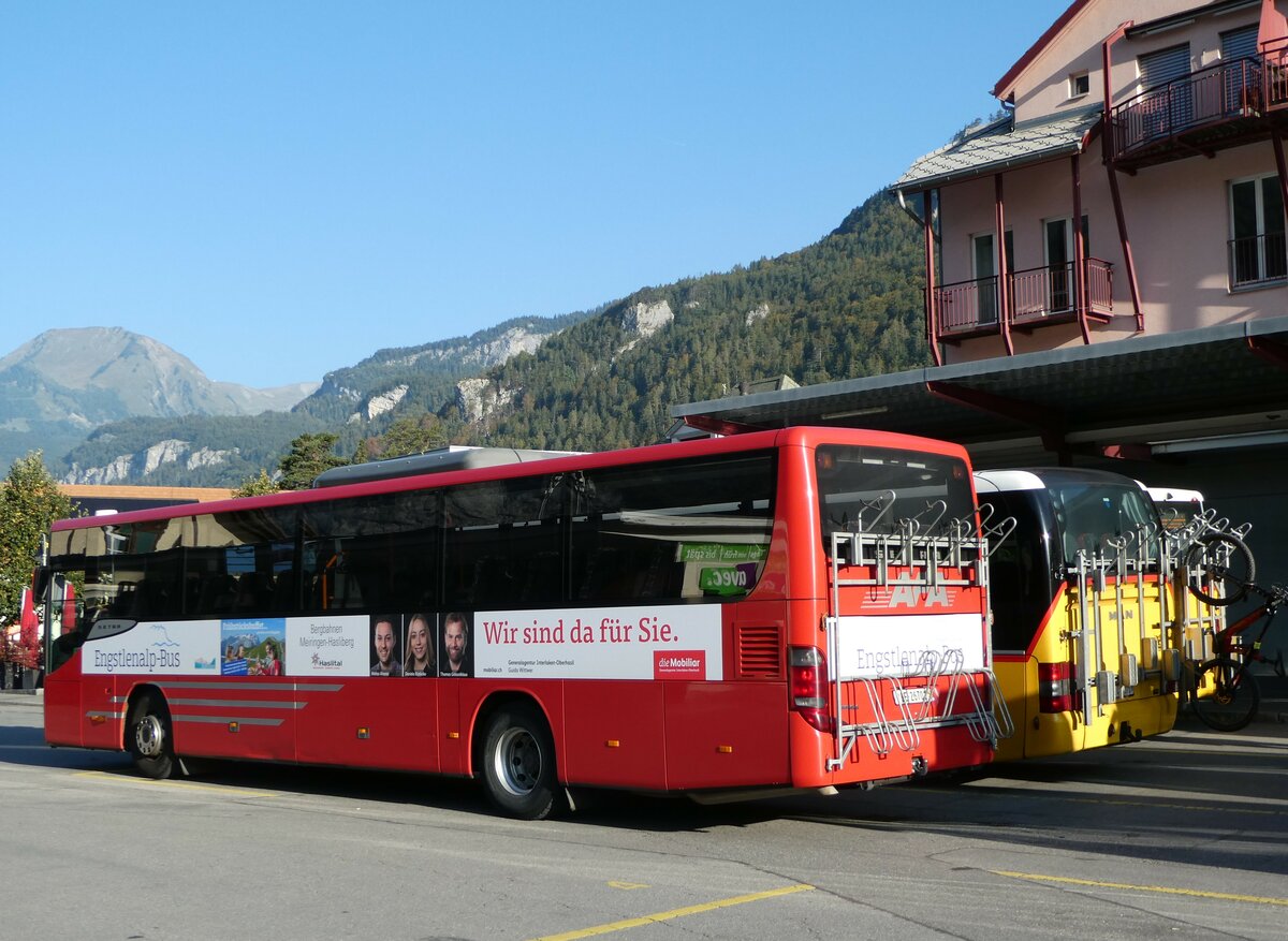 (255'761) - AFA Adelboden - Nr. 24/BE 26'701/PID 10'040 - Setra am 1. Oktober 2023 in Meiringen, Postautostation (Einsatz: PostAuto f�r Engstlenalp-Bus)