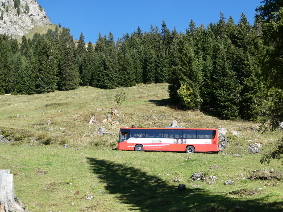 (255'772) - AFA Adelboden - Nr. 24/BE 26'701/PID 10'040 - Setra am 1. Oktober 2023 bei der Engstlenalp (Einsatz: PostAuto f�r Engstlenalp-Bus)