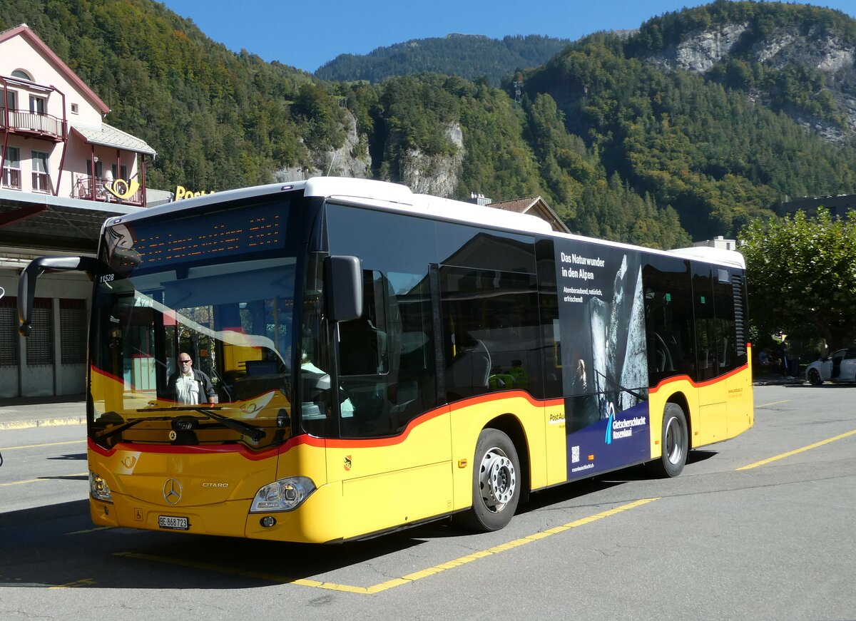 (255'818) - Fl�ck, Brienz - Nr. 23/BE 868'723/PID 11'528 - Mercedes am 2. Oktober 2023 in Meiringen, Postautostation