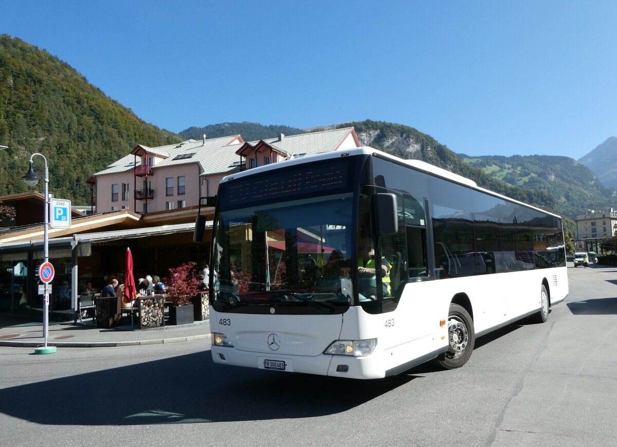 (255'822) - Intertours, Domdidier - Nr. 483/FR 300'483 - Mercedes (ex PostAuto Bern Nr. 2/PID 4559; ex Klopfstein, Laupen Nr. 2) am 2. Oktober 2023 beim Bahnhof Meiringen