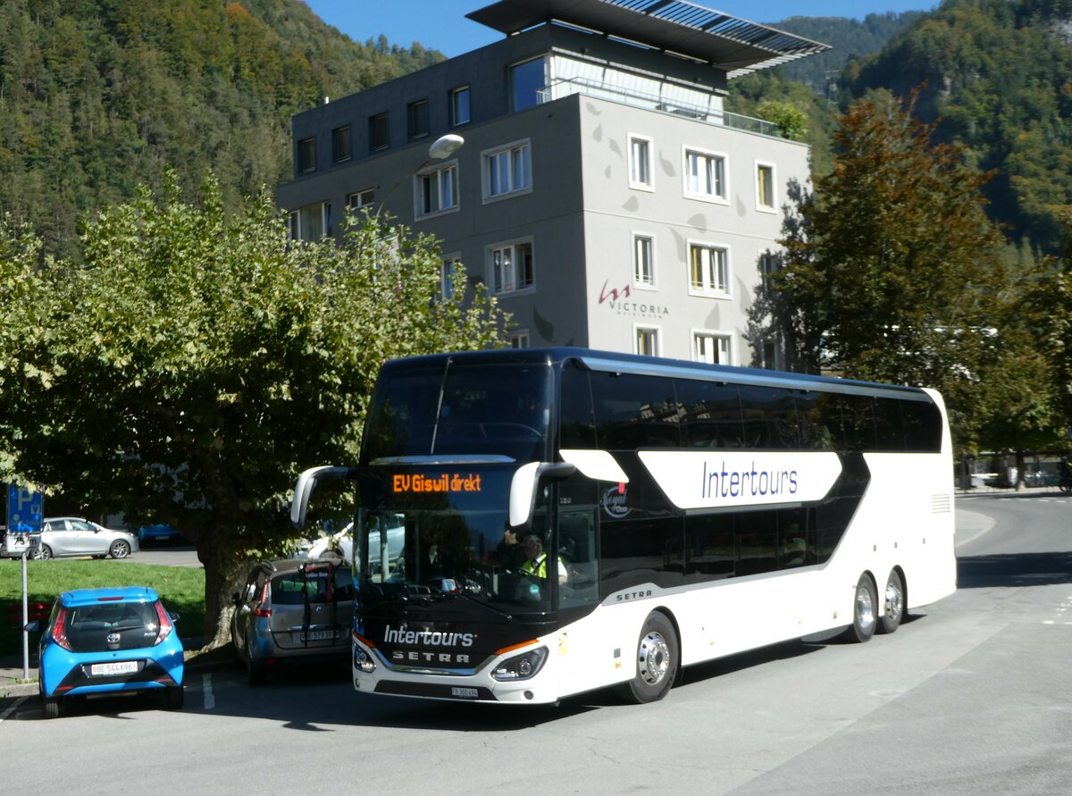 (255'828) - Intertours, Domdidier - FR 300'494 - Setra am 2. Oktober 2023 beim Bahnhof Meiringen