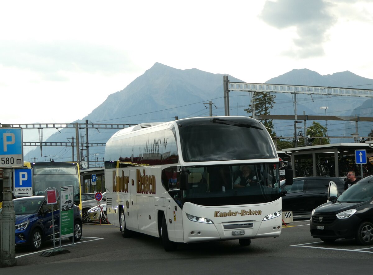 (255'859) - Kander-Reisen, Frutigen - BE 44'948 - Neoplan am 3. Oktober 2023 beim Bahnhof Thun