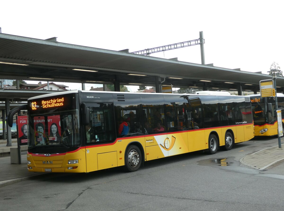 (255'865) - D�nser, Trimmis - GR 106'166/PID 10'166 - MAN am 4. Oktober 2023 beim Bahnhof Spiez