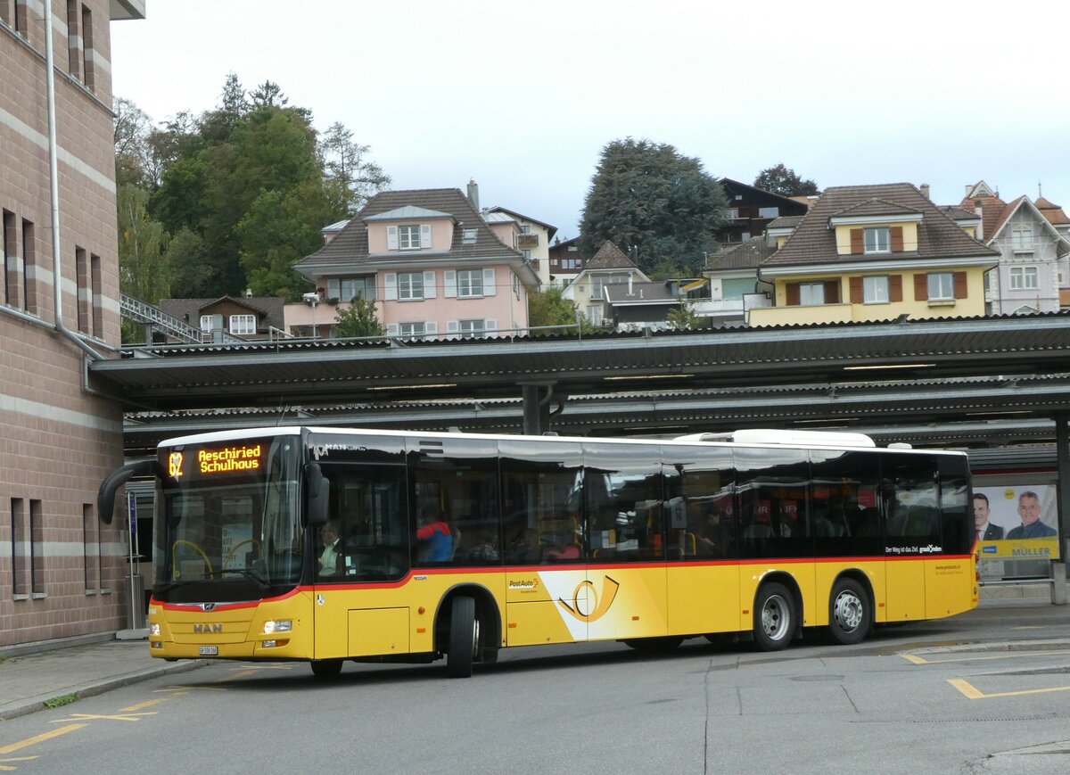 (255'866) - D�nser, Trimmis - GR 106'166/PID 10'166 - MAN am 4. Oktober 2023 beim Bahnhof Spiez