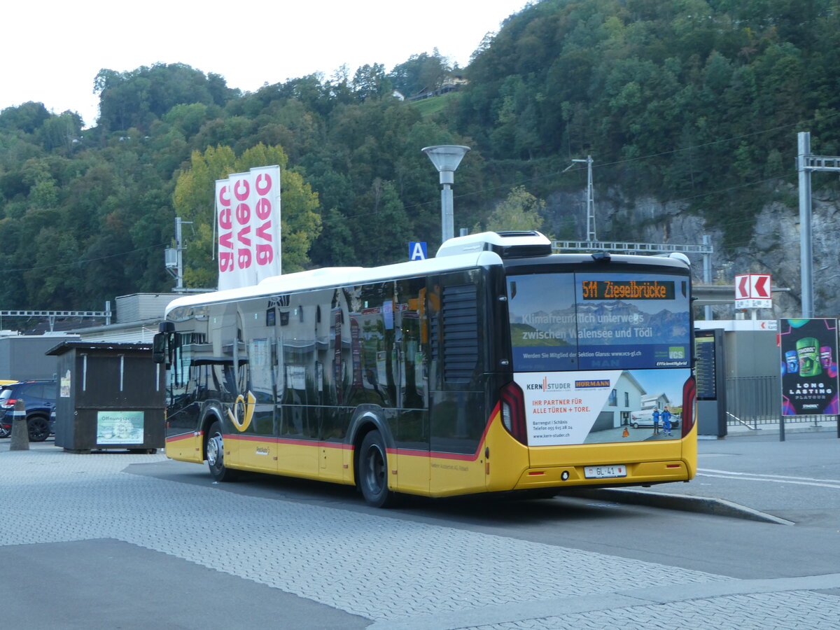 (255'886) - Niederer, Filzbach - Nr. 10/GL 41/PID 11'839 - MAN am 7. Oktober 2023 beim Bahnhof N�fels-Mollis