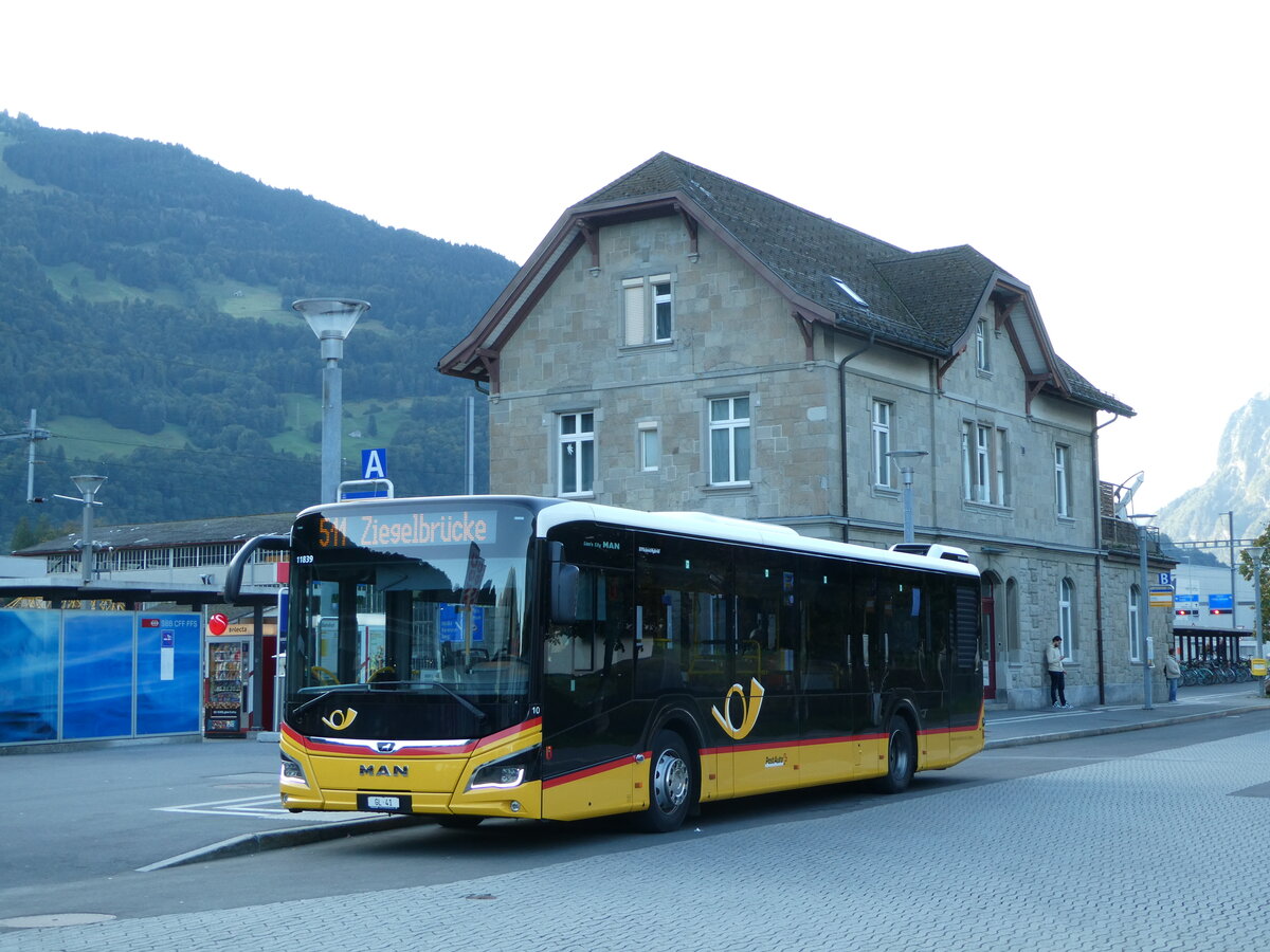 (255'887) - Niederer, Filzbach - Nr. 10/GL 41/PID 11'839 - MAN am 7. Oktober 2023 beim Bahnhof N�fels-Mollis