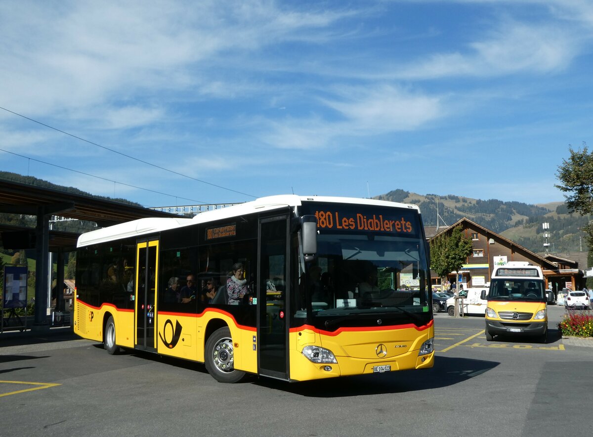 (256'071) - K�bli, Gstaad - BE 104'023/PID 12'071 - Mercedes am 12. Oktober 2023 beim Bahnhof Gstaad