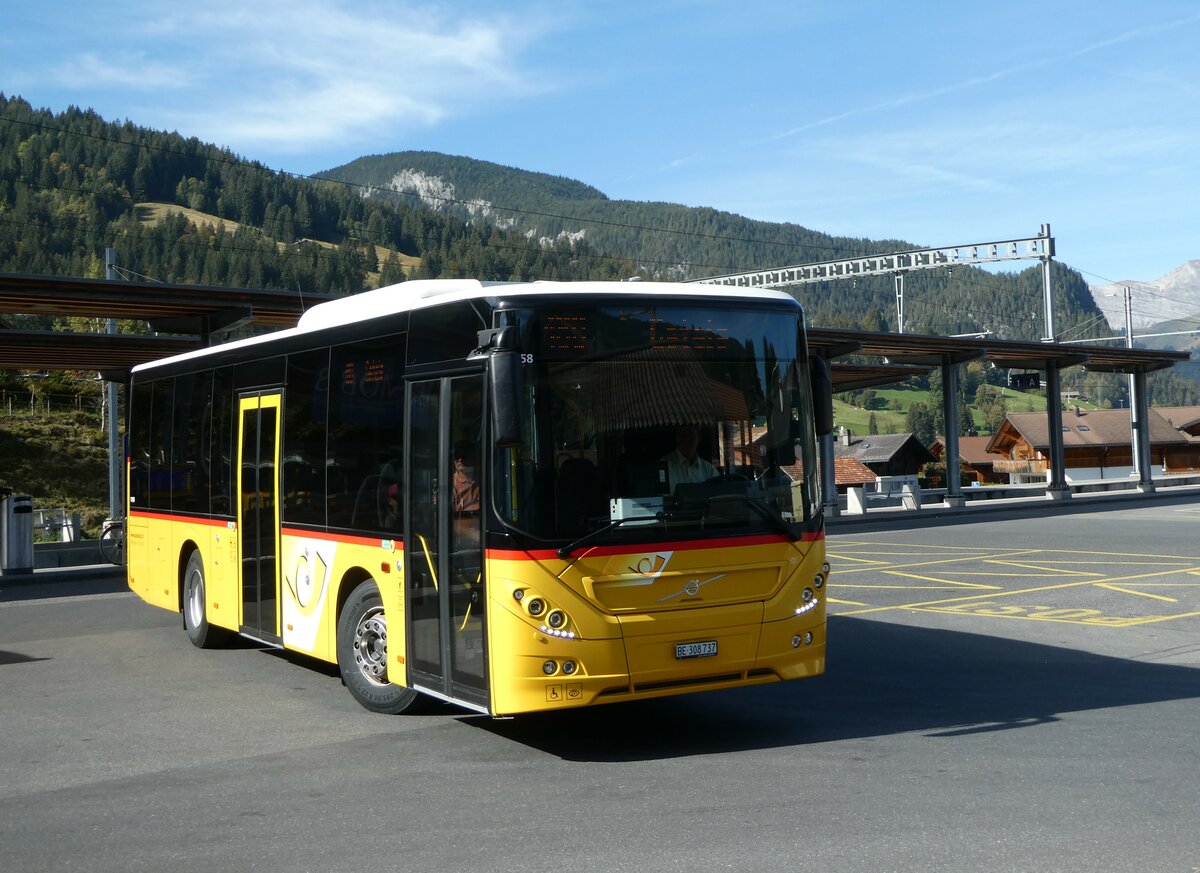 (256'081) - K�bli, Gstaad - BE 308'737/PID 11'458 - Volvo am 12. Oktober 2023 beim Bahnhof Gstaad