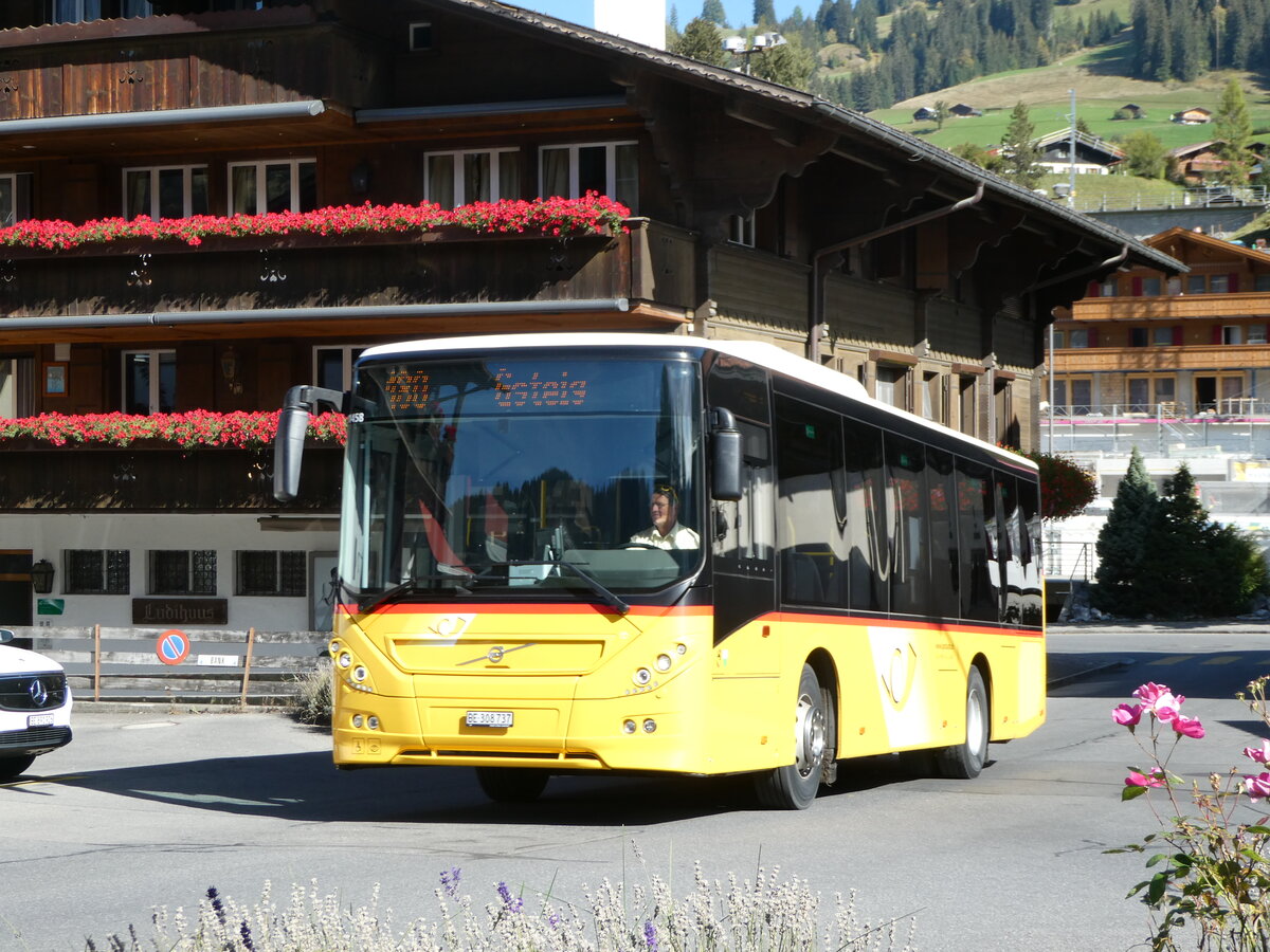 (256'087) - K�bli, Gstaad - BE 308'737/PID 11'458 - Volvo am 12. Oktober 2023 beim Bahnhof Gstaad