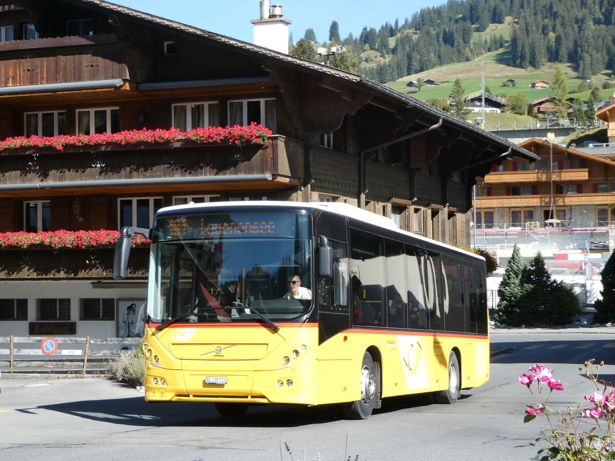 (256'088) - K�bli, Gstaad - BE 10'535 - Volvo am 12. Oktober 2023 beim Bahnhof Gstaad