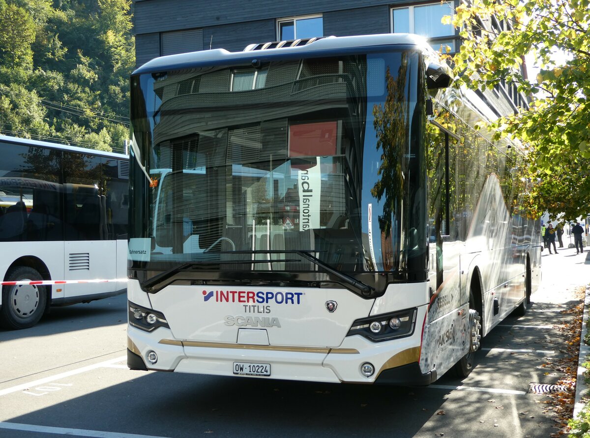 (256'124) - EAB Engelberg - Nr. 2/OW 10'224 - Scania am 16. Oktober 2023 beim Bahnhof Giswil
