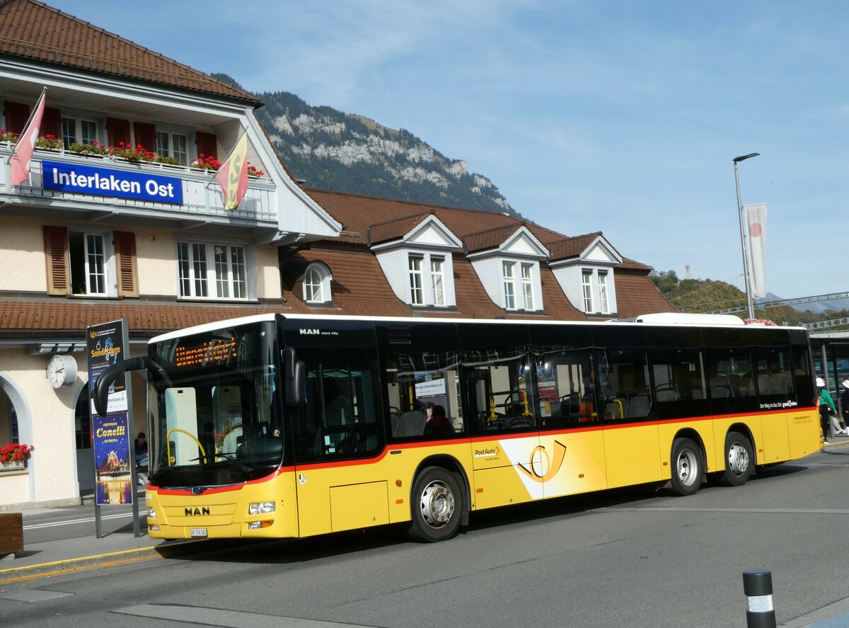 (256'163) - D�nser, Trimmis - GR 106'166/PID 10'166 - MAN am 17. Oktober 2023 beim Bahnhof Interlaken Ost