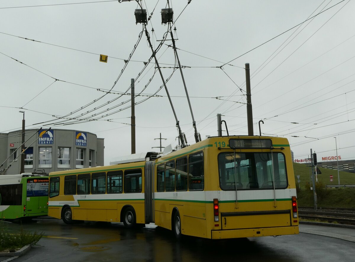 (256'191) - transN, La Chaux-de-Fonds - Nr. 119 - NAW/Hess Gelenktrolleybus (ex TN Neuch�tel Nr. 119) am 19. Oktober 2023 beim Bahnhof Marin-�pagnier