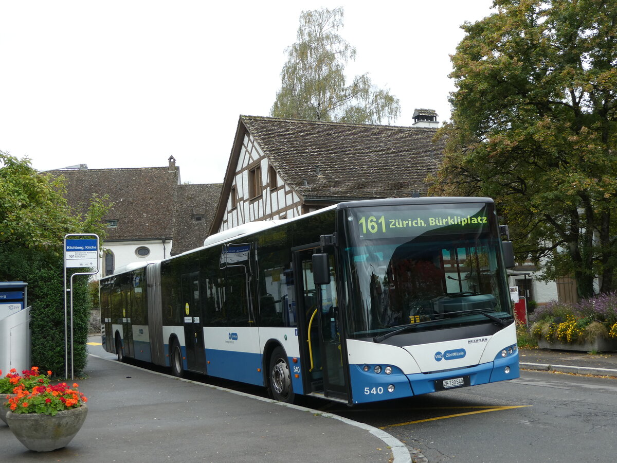 (256'260) - VBZ Z�rich - Nr. 540/ZH 730'540 - Neoplan am 21. Oktober 2023 in Kilchberg, Kirche