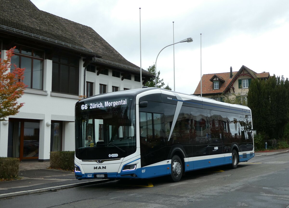 (256'262) - VBZ Z�rich - Nr. 637/ZH 965'637 - MAN am 21. Oktober 2023 in Kilchberg, Kirche