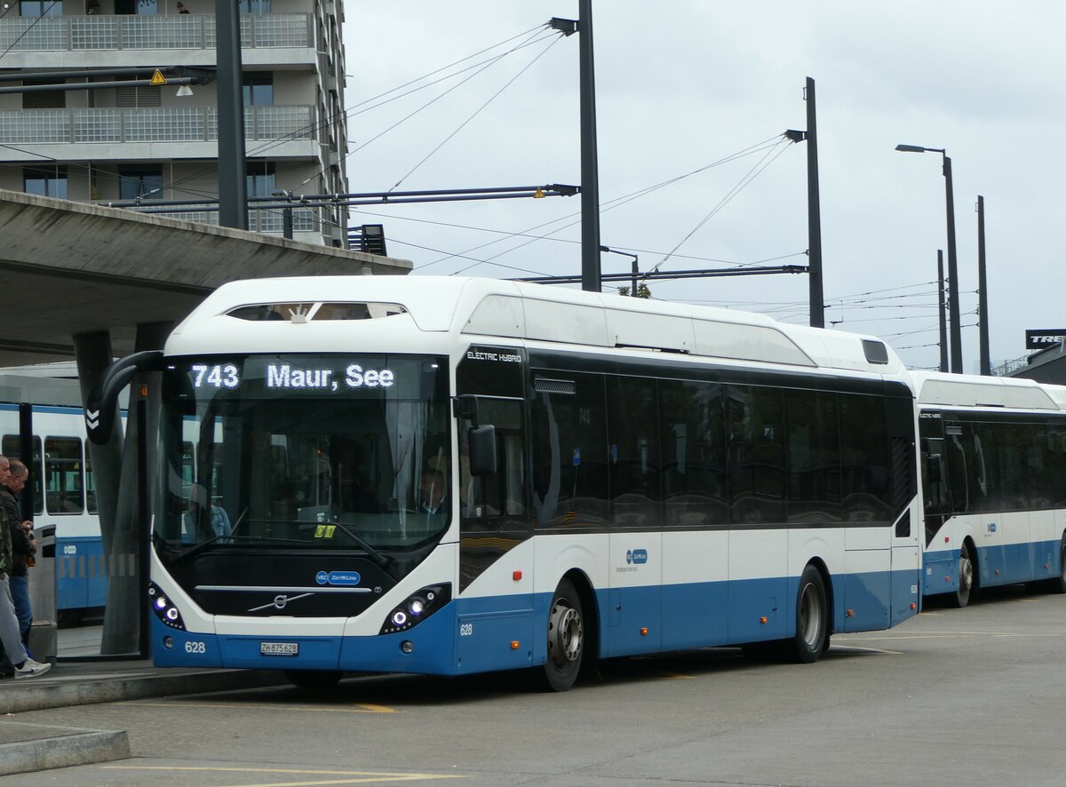 (256'310) - VBZ Z�rich - Nr. 628/ZH 875'628 - Volvo am 21. Oktober 2023 beim Bahnhof Z�rich Stettbach
