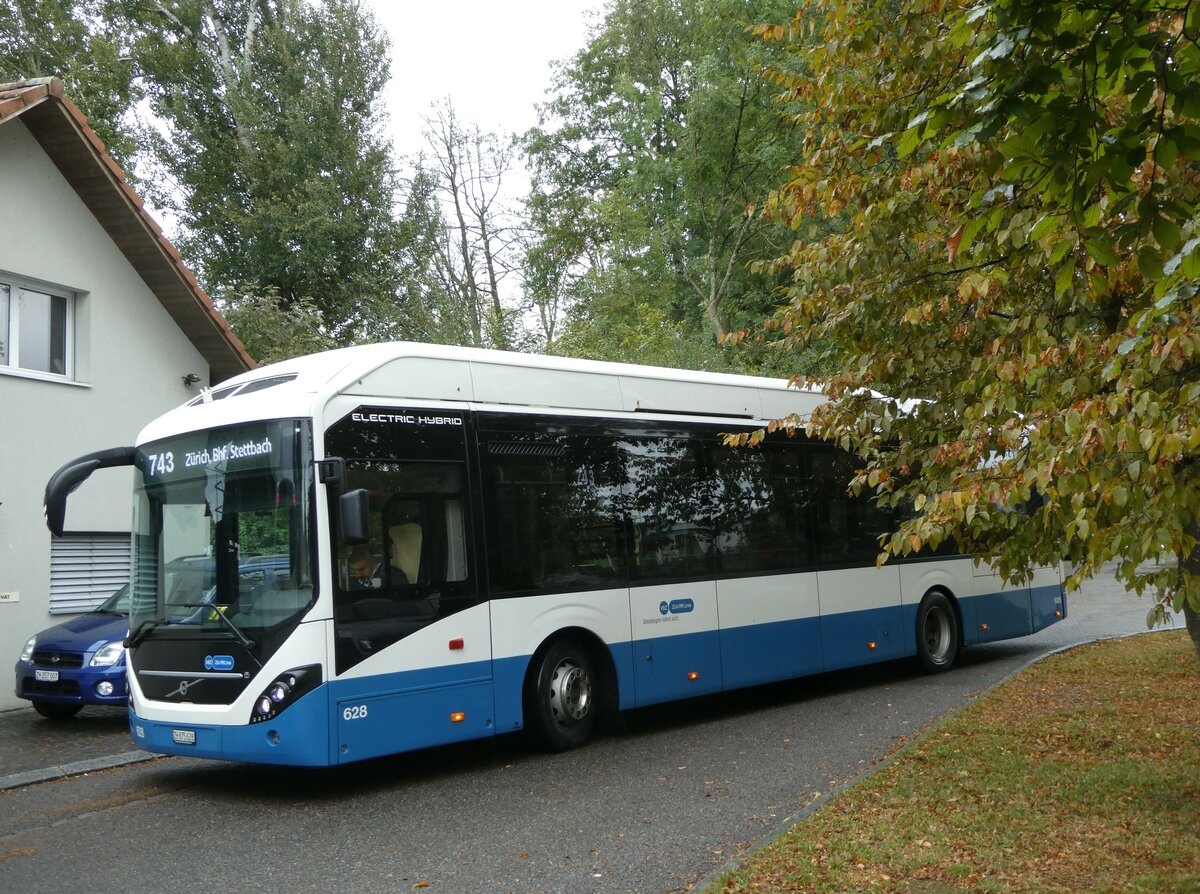 (256'319) - VBZ Z�rich - Nr. 628/ZH 875'628 - Volvo am 21. Oktober 2023 in Maur, See