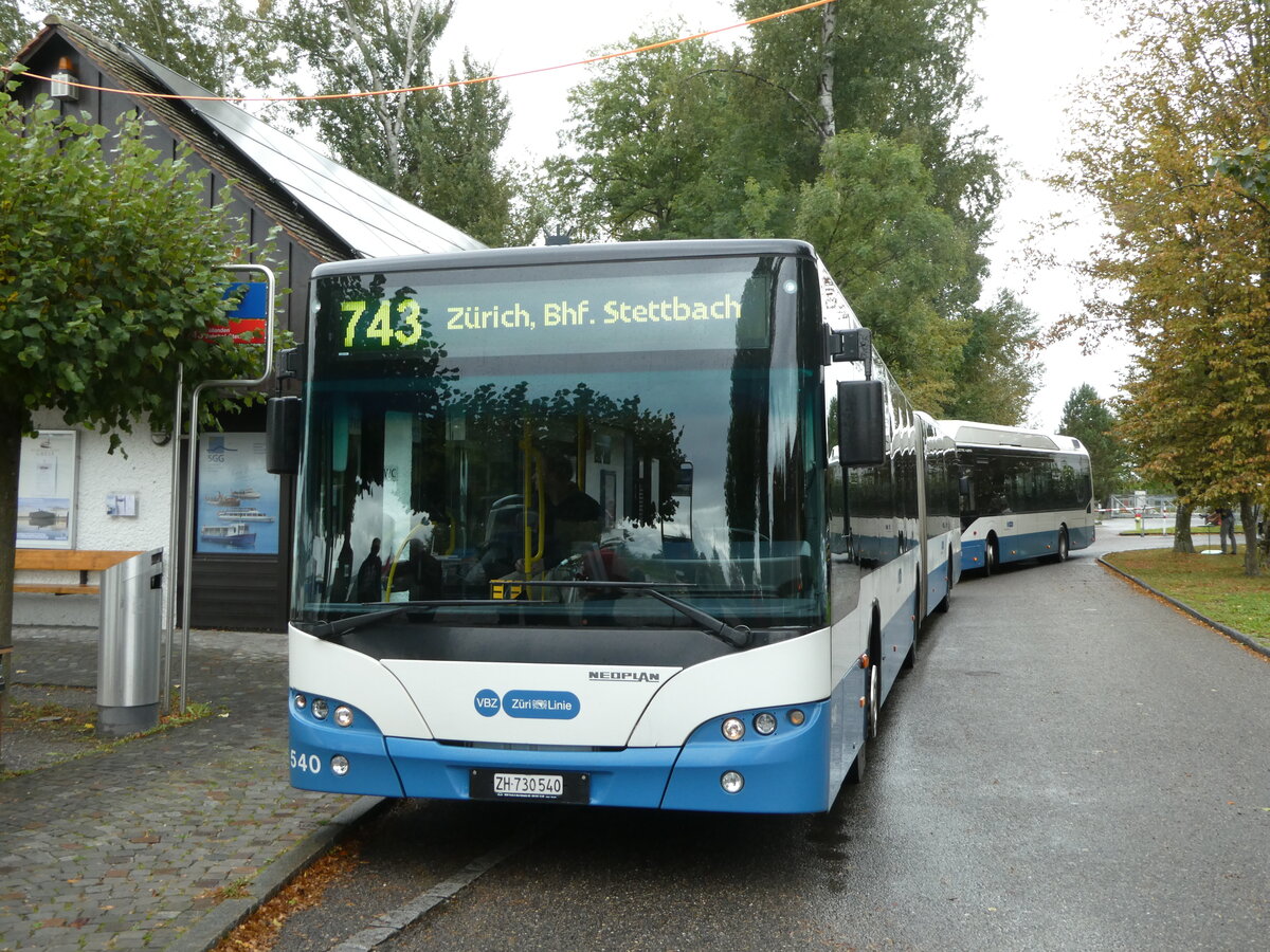 (256'320) - VBZ Z�rich - Nr. 540/ZH 730'540 - Neoplan am 21. Oktober 2023 in Maur, See