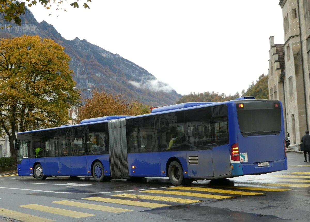 (256'582) - Domo, Glattbrugg - Nr. 9/SG 490'804 - Mercedes (VBZ Z�rich Nr. 189; ex VZO Gr�ningen Nr. 112) am 31. Oktober 2023 beim Bahnhof Glarus