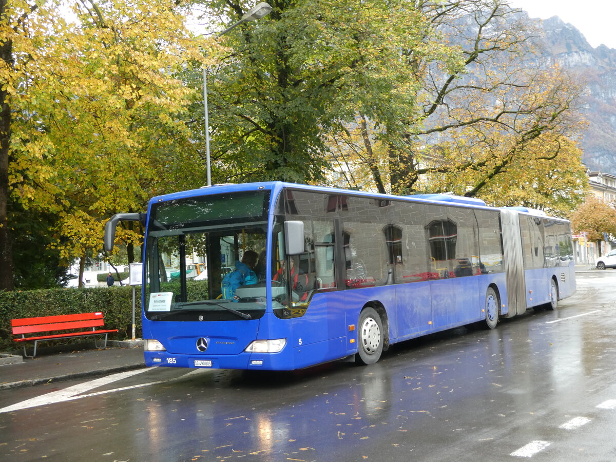 (256'586) - Domo, Glattbrugg - Nr. 5/SG 490'805 - Mercedes (ex VBZ Z�rich Nr. 185; ex VZO Gr�ningen Nr. 102) am 31. Oktober 2023 beim Bahnhof Glarus