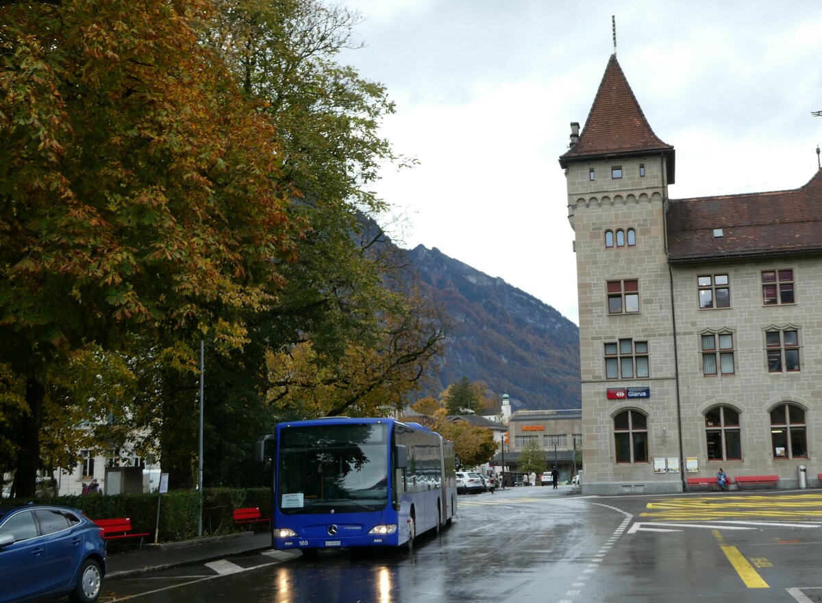 (256'587) - Domo, Glattbrugg - Nr. 5/SG 490'805 - Mercedes (ex VBZ Z�rich Nr. 185; ex VZO Gr�ningen Nr. 102) am 31. Oktober 2023 beim Bahnhof Glarus