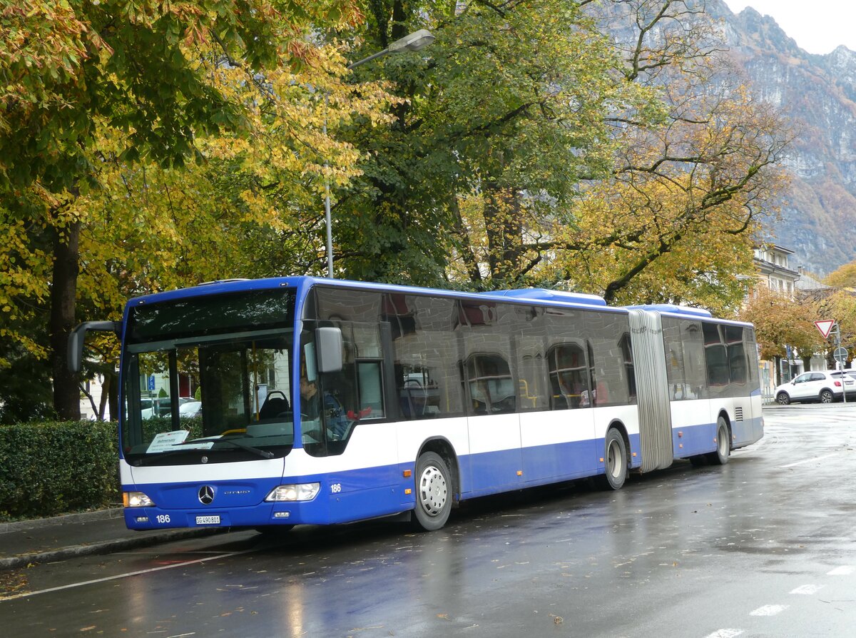 (256'594) - Domo, Glattbrugg - Nr. 6/SG 490'801 - Mercedes (ex VBZ Z�rich Nr. 186; ex VZO Gr�ningen Nr. 107) am 31. Oktober 2023 beim Bahnhof Glarus