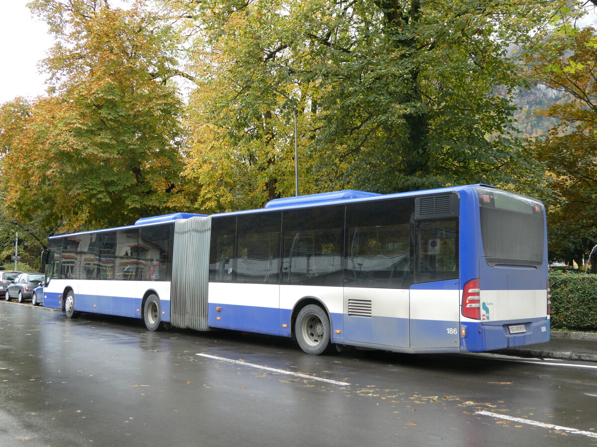 (256'595) - Domo, Glattbrugg - Nr. 6/SG 490'801 - Mercedes (ex VBZ Z�rich Nr. 186; ex VZO Gr�ningen Nr. 107) am 31. Oktober 2023 beim Bahnhof Glarus