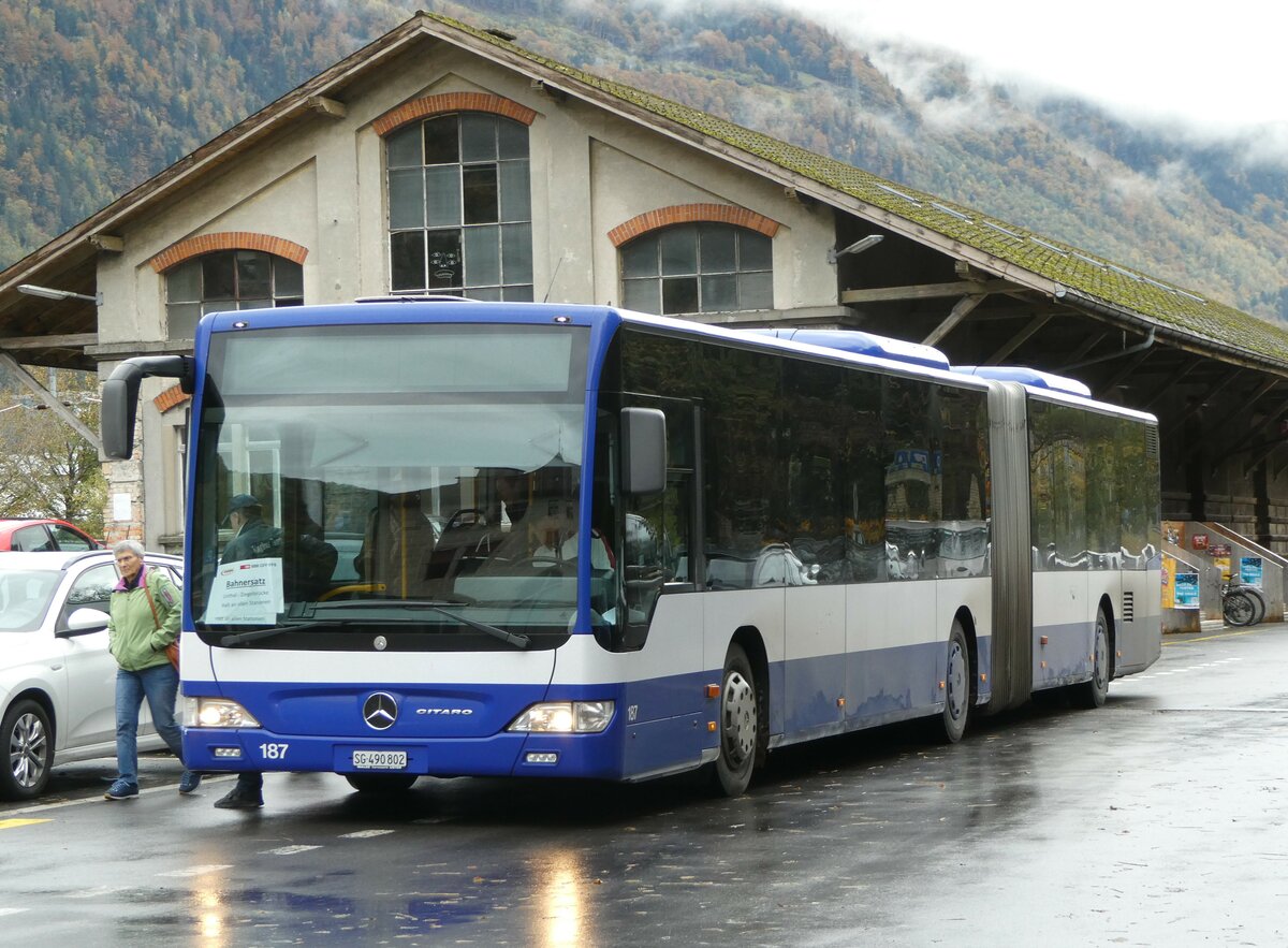 (256'597) - Domo, Glattbrugg - Nr. 7/SG 490'802 - Mercedes (ex VBZ Z�rich Nr. 187; ex VZO Gr�ningen Nr. 108) am 31. Oktober 2023 beim Bahnhof Glarus