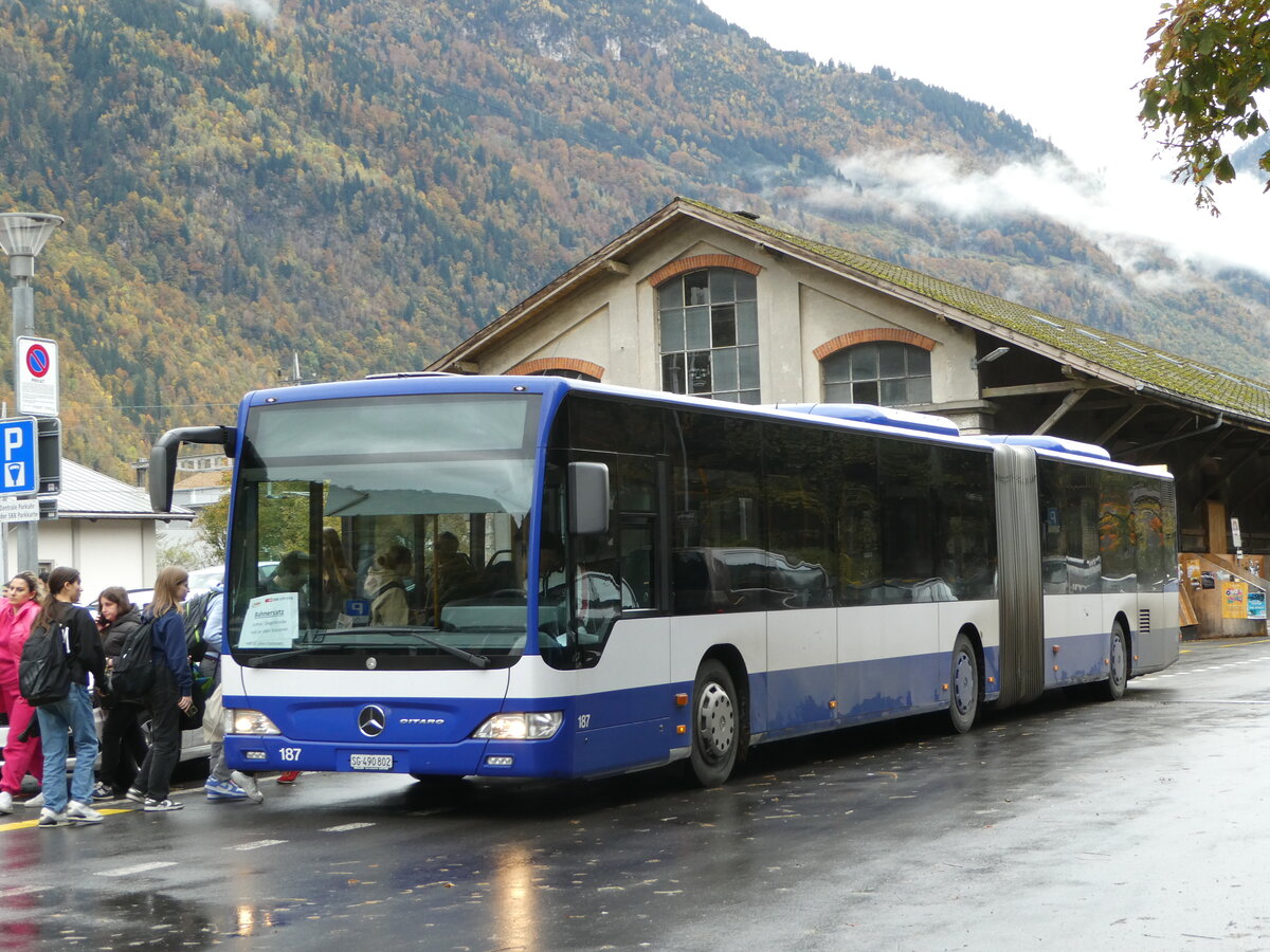 (256'598) - Domo, Glattbrugg - Nr. 7/SG 490'802 - Mercedes (ex VBZ Z�rich Nr. 187; ex VZO Gr�ningen Nr. 108) am 31. Oktober 2023 beim Bahnhof Glarus